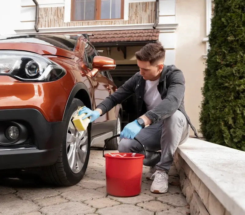 Lavage auto à domicile Meyrieux-Trouet : professionnel intervenant sur un véhicule